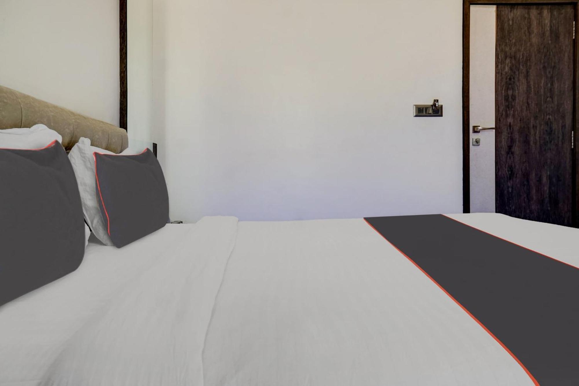 Super Townhouse Poona Royal Hotell Pimpri-Chinchwad Exteriör bild