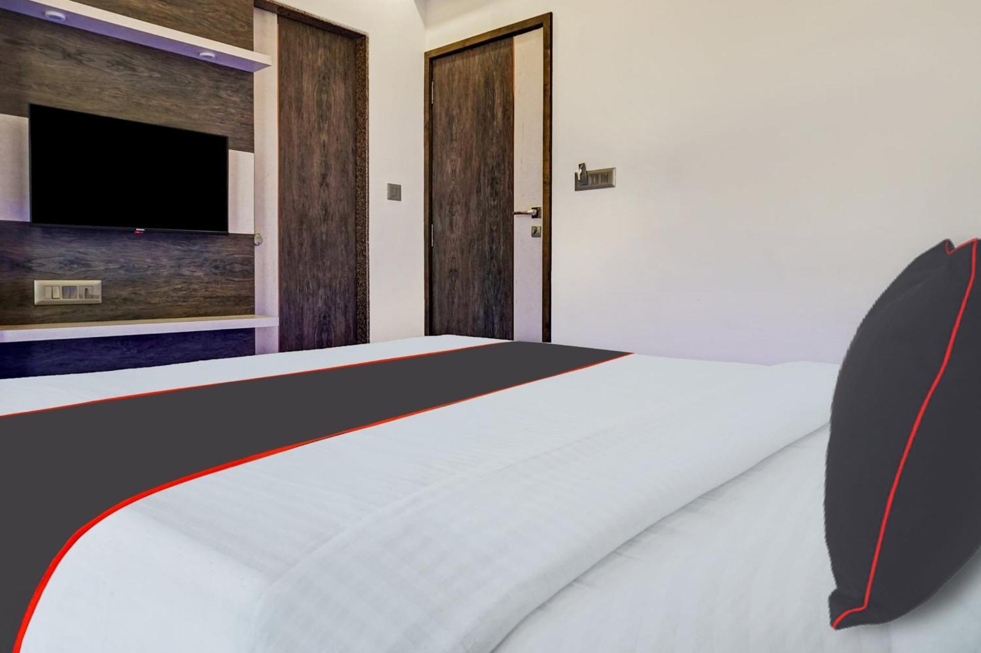 Super Townhouse Poona Royal Hotell Pimpri-Chinchwad Exteriör bild