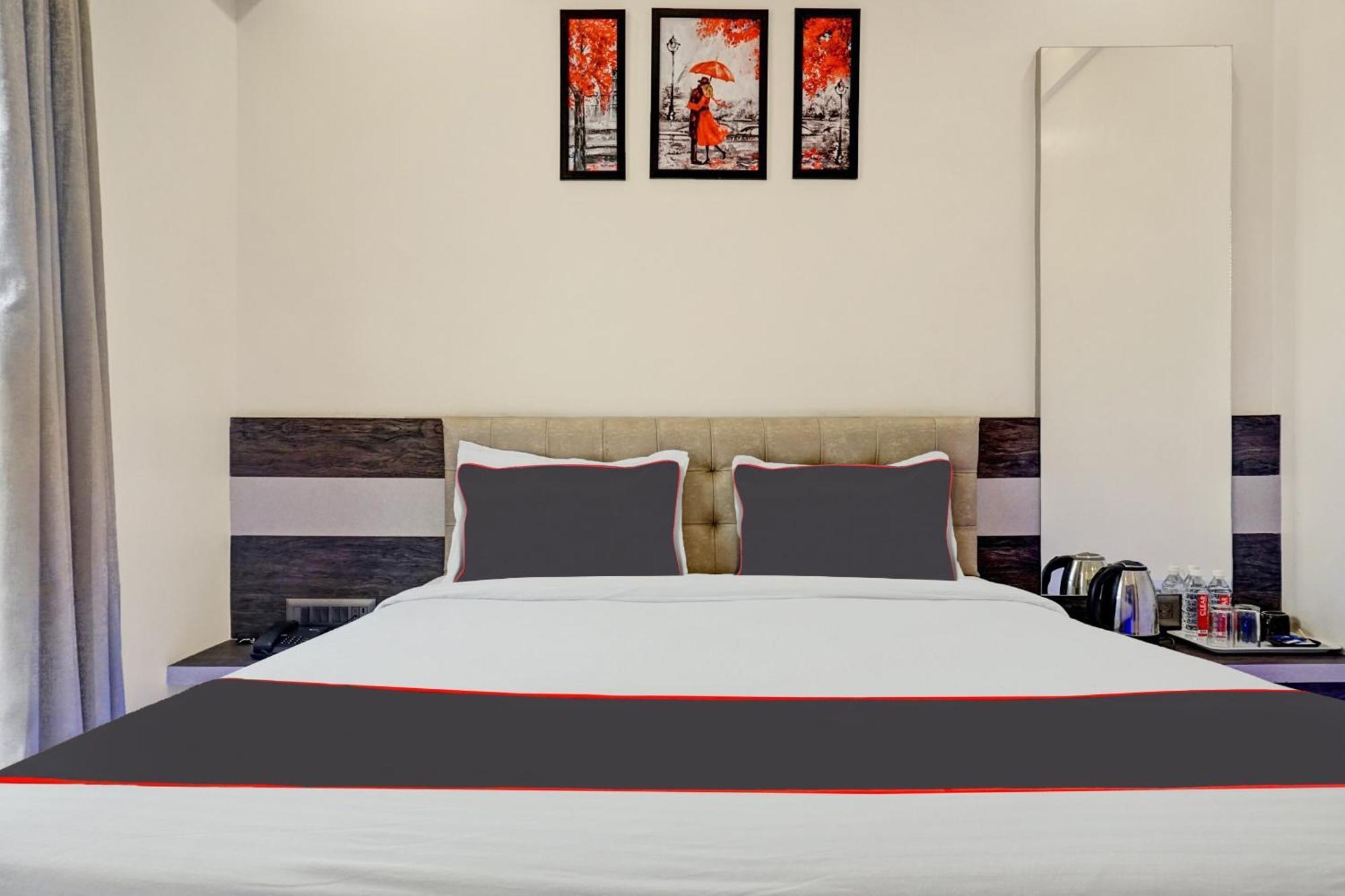 Super Townhouse Poona Royal Hotell Pimpri-Chinchwad Exteriör bild