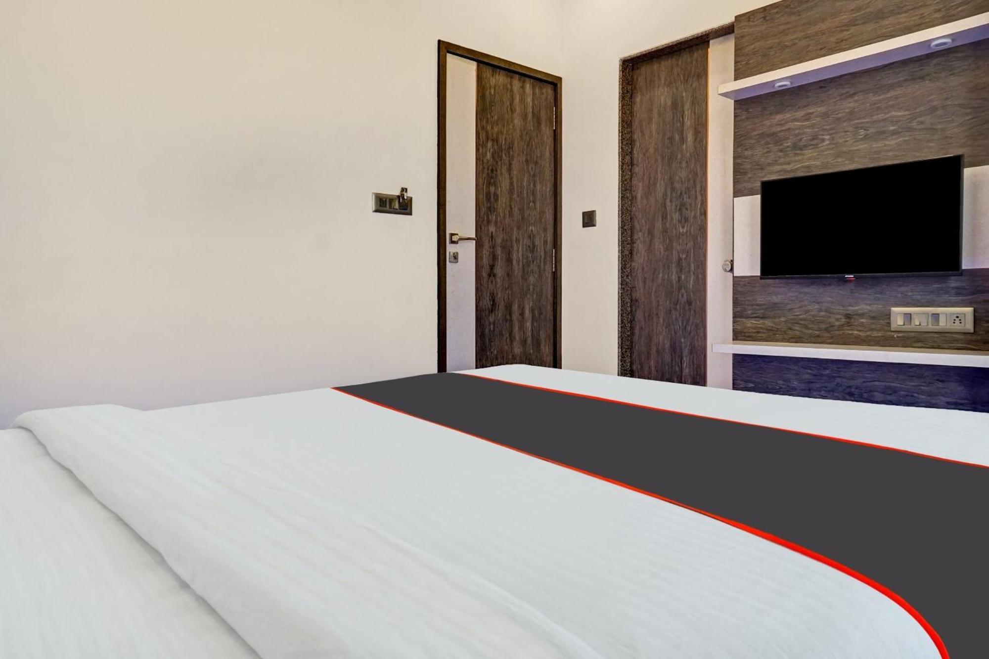 Super Townhouse Poona Royal Hotell Pimpri-Chinchwad Exteriör bild