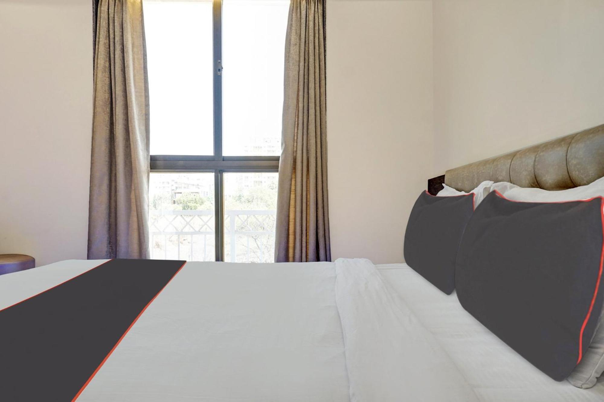 Super Townhouse Poona Royal Hotell Pimpri-Chinchwad Exteriör bild