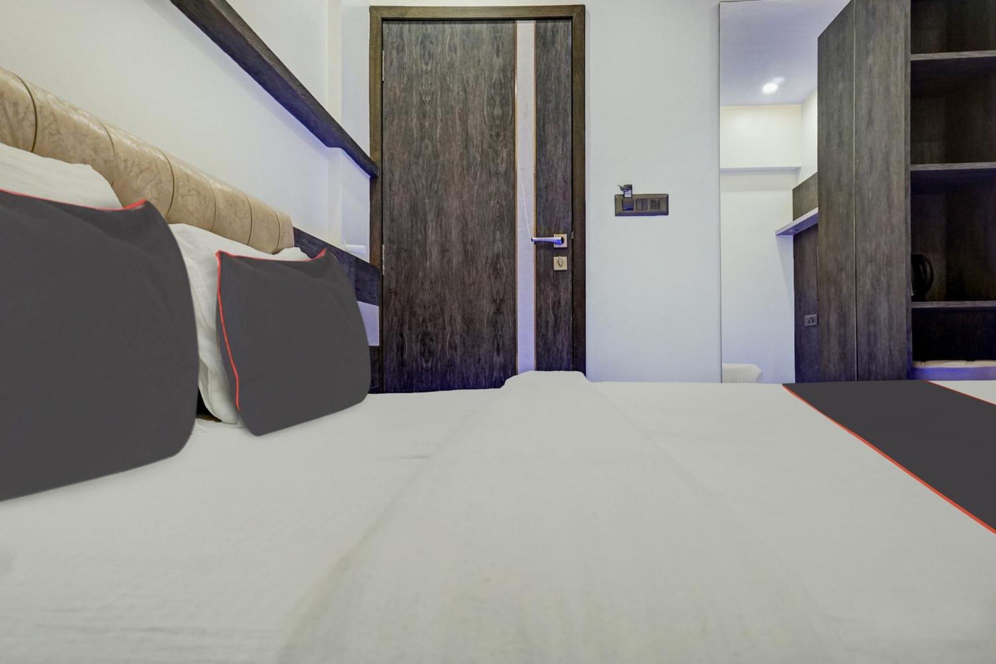 Super Townhouse Poona Royal Hotell Pimpri-Chinchwad Exteriör bild